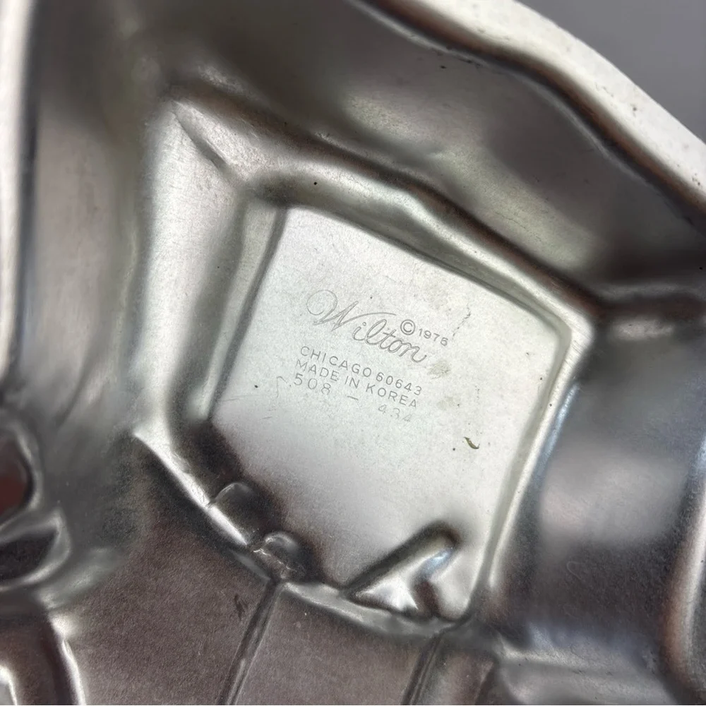 Vintage 1975 Wilton Cake Pan 508-434 Aluminum Old Time Car Carriage Bakeware